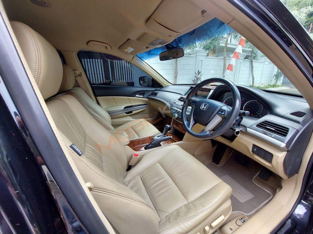 Mobil Honda Accord 2011