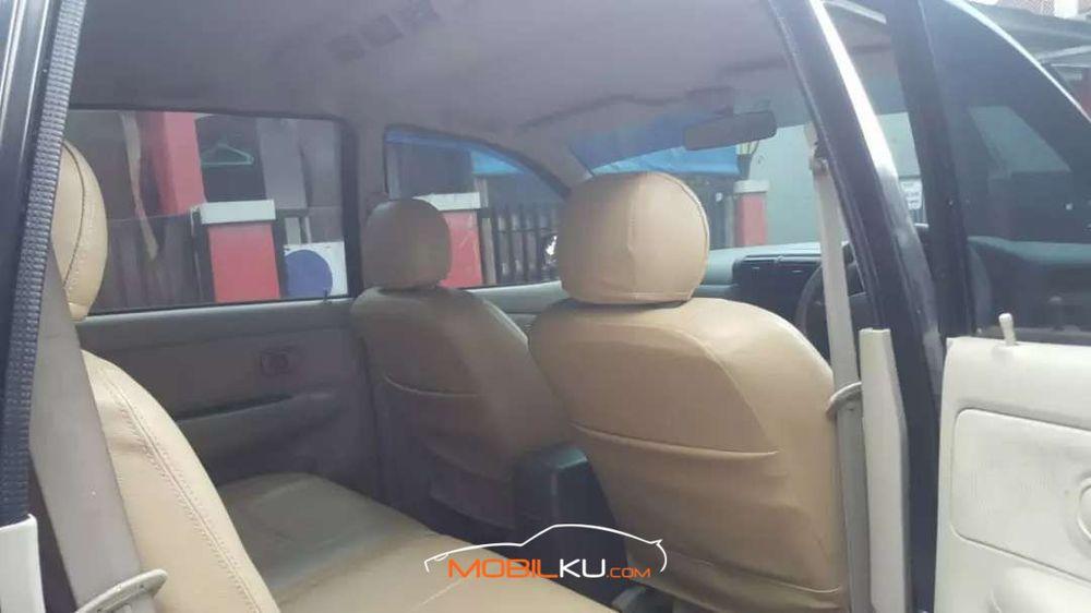 Mobil Toyota Avanza 2010