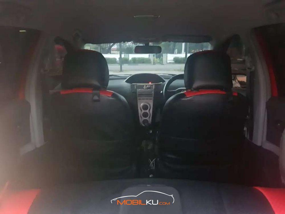 Mobil Toyota Yaris 2013