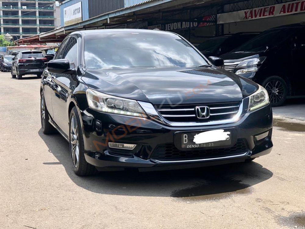 Mobil Honda Accord 2013