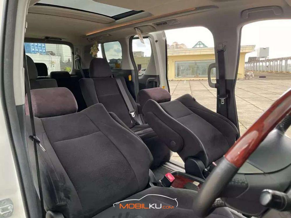 Mobil Toyota Vellfire 2011