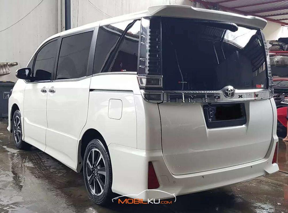 Mobil Toyota Voxy 2018