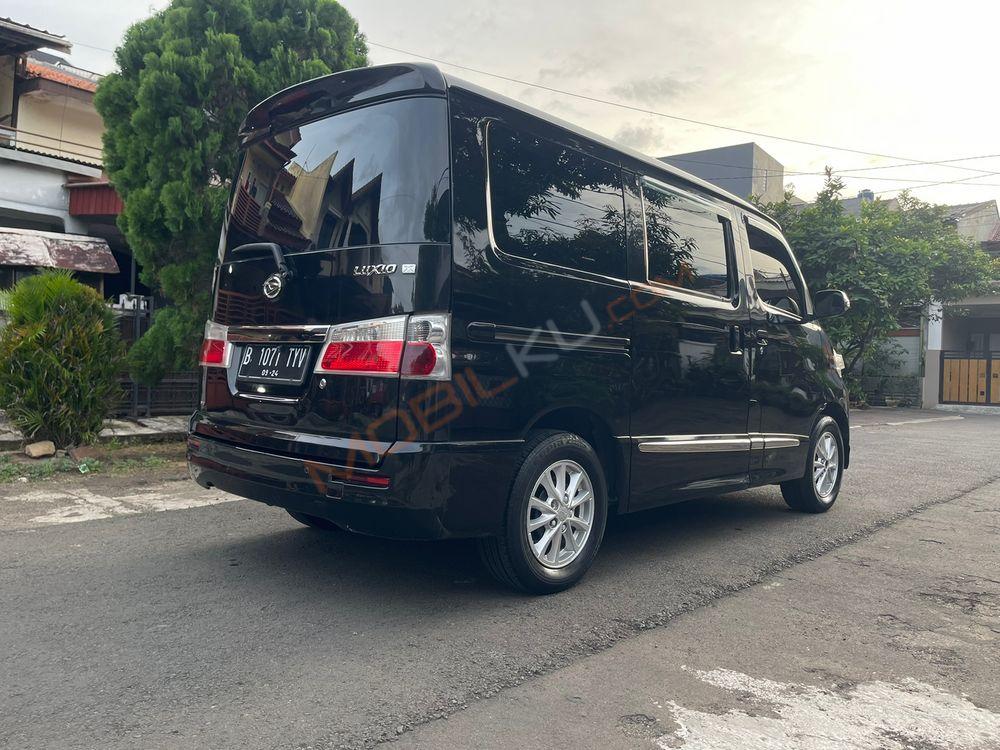 Mobil Daihatsu Luxio 2015