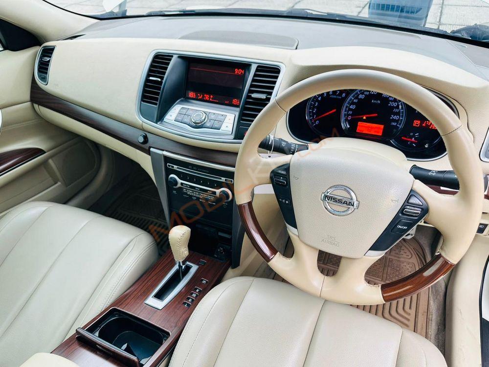 Mobil Nissan Teana 2011