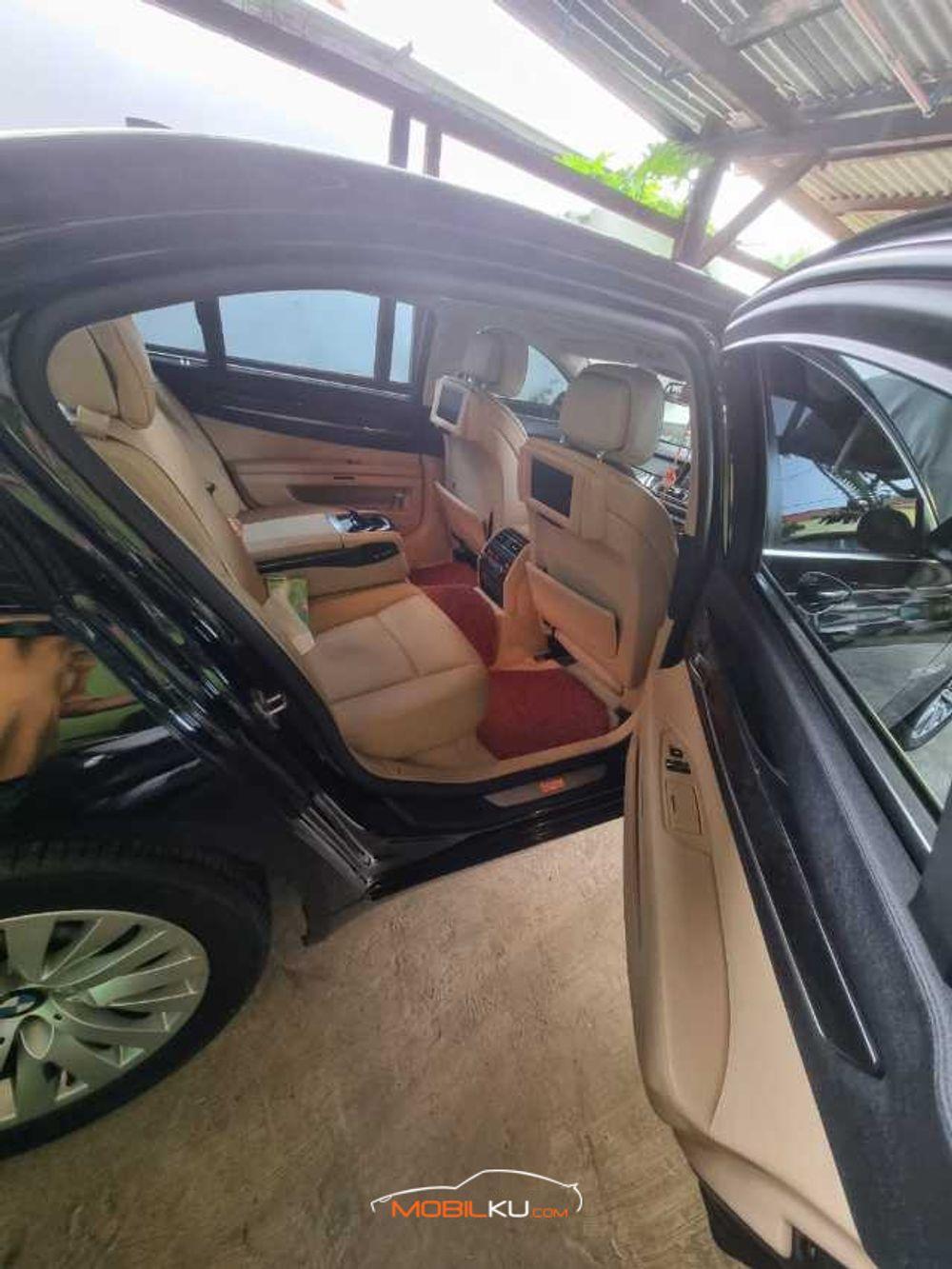 Mobil BMW 7 Series 2011