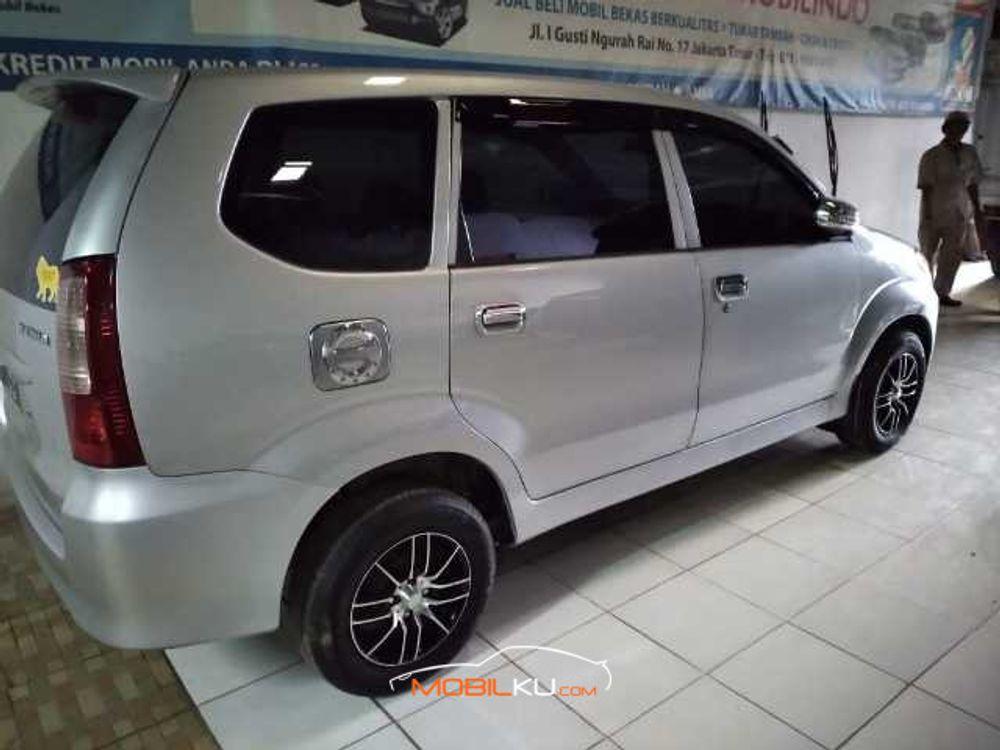 Mobil Daihatsu Xenia 2012