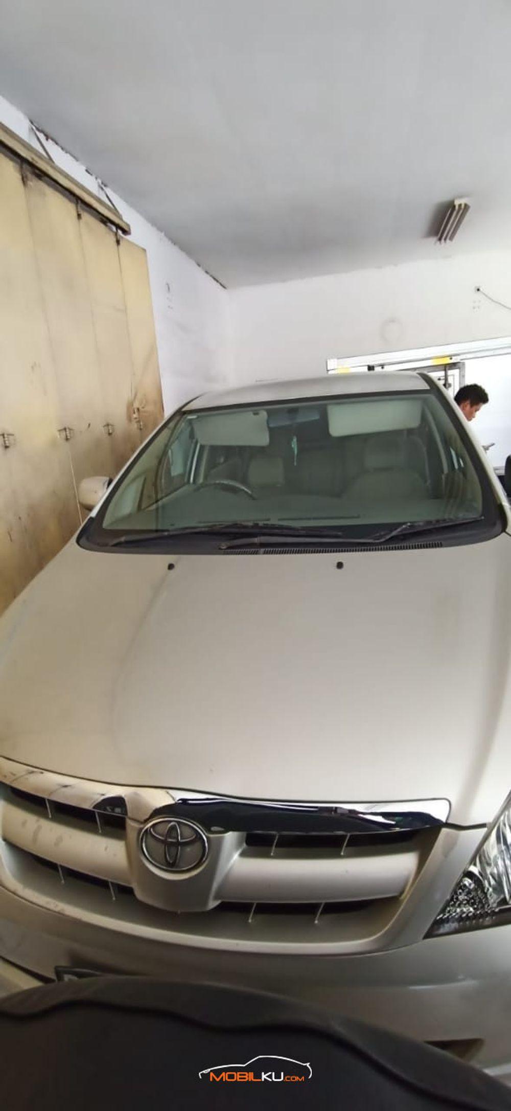 Mobil Toyota Kijang Innova 2005