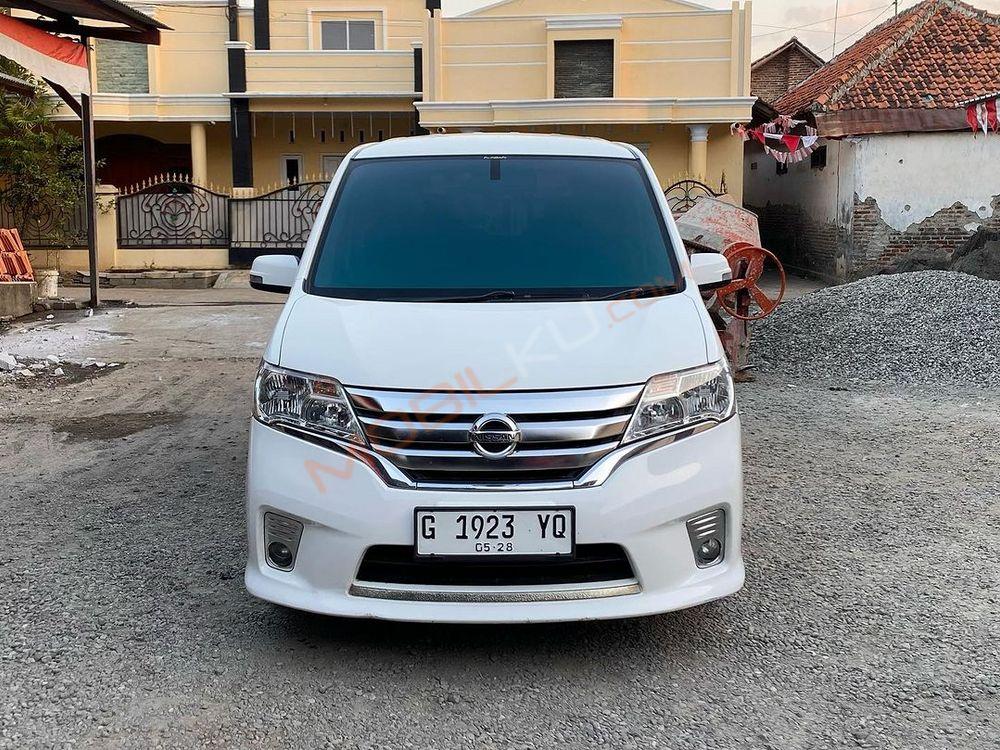 Mobil Nissan Serena 2013