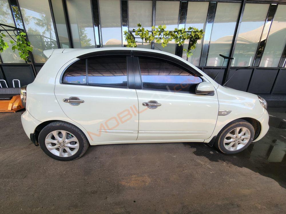 Mobil Nissan March 2016