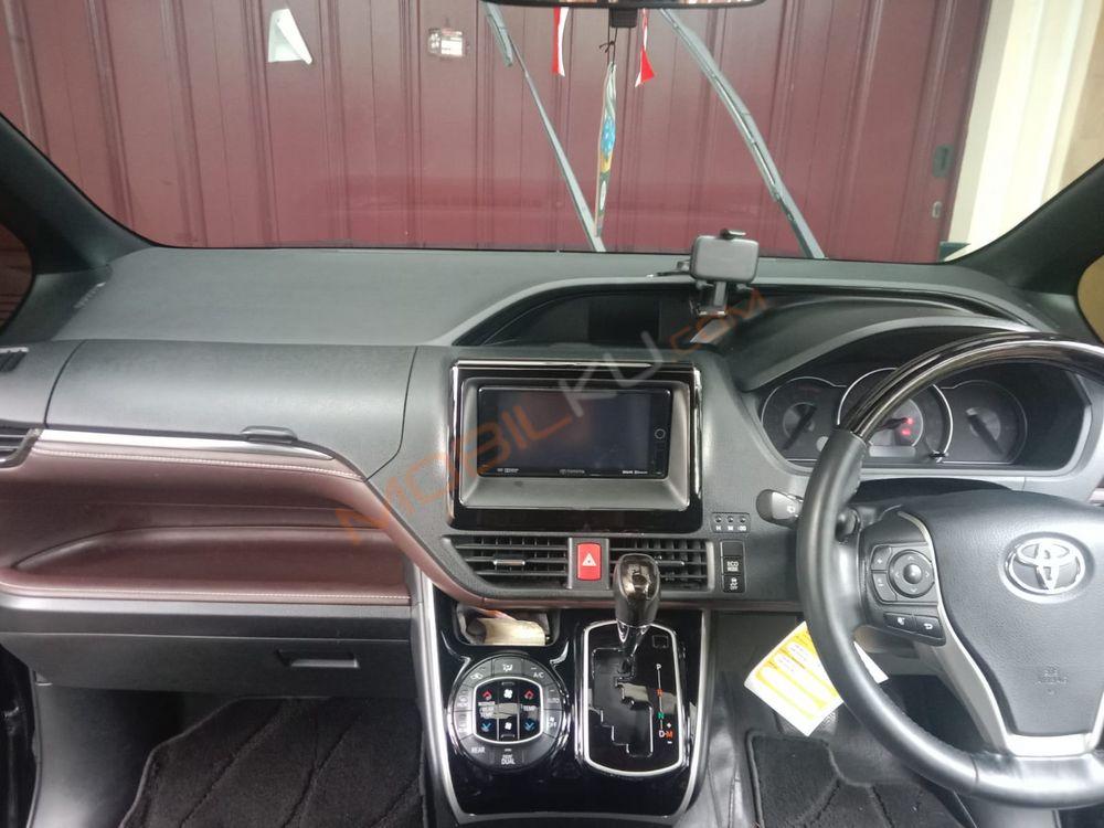 Mobil Toyota Voxy 2018