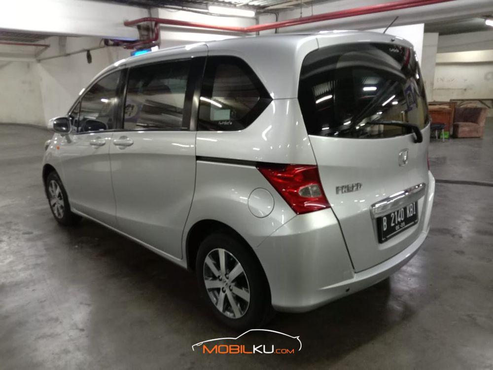 Mobil Honda Freed 2010