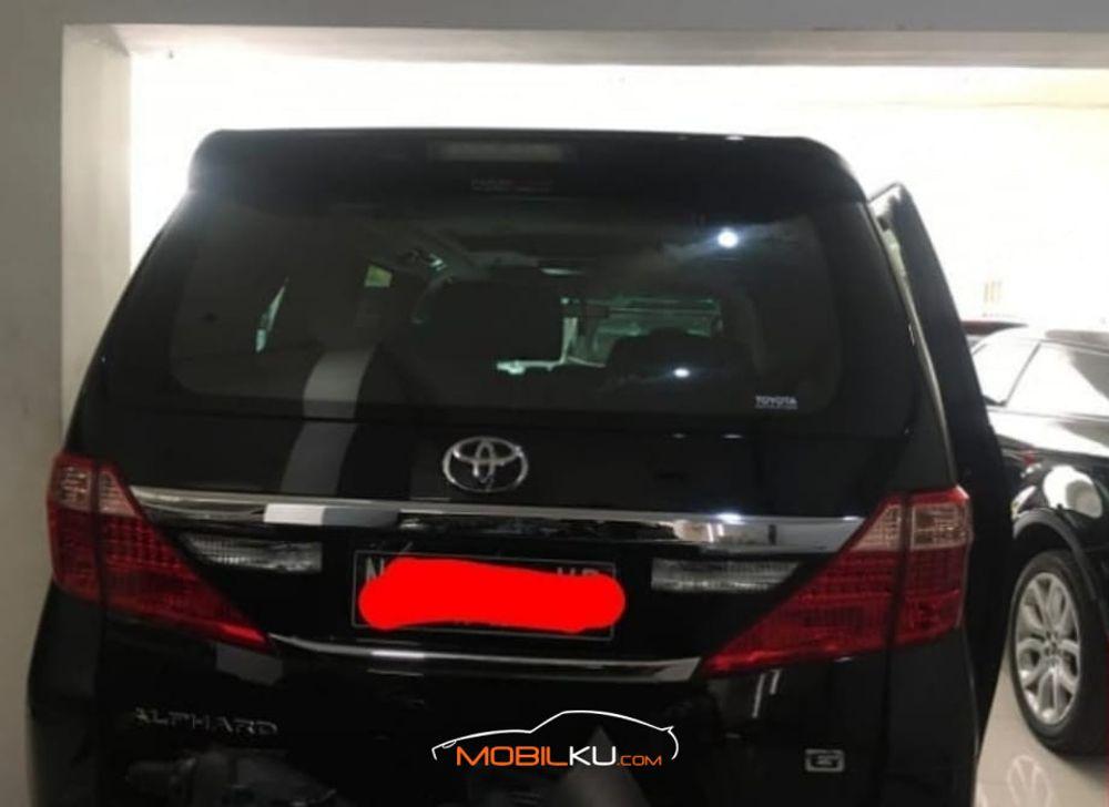 Mobil Toyota Alphard 2012