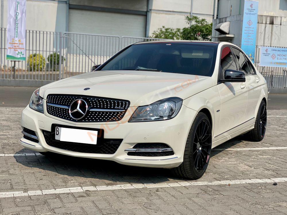 Mobil Mercedes-Benz C-Class 2011