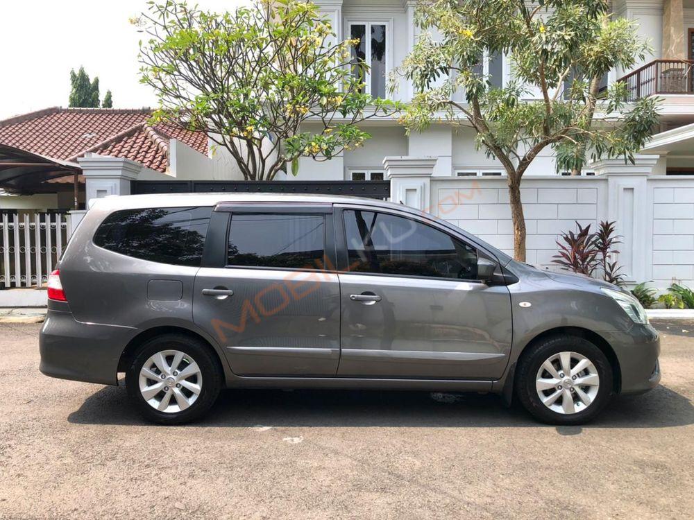 Mobil Nissan Grand Livina 2013