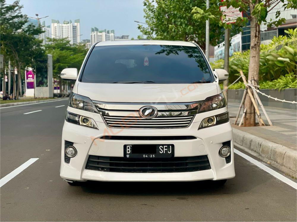 Mobil Toyota Vellfire 2015
