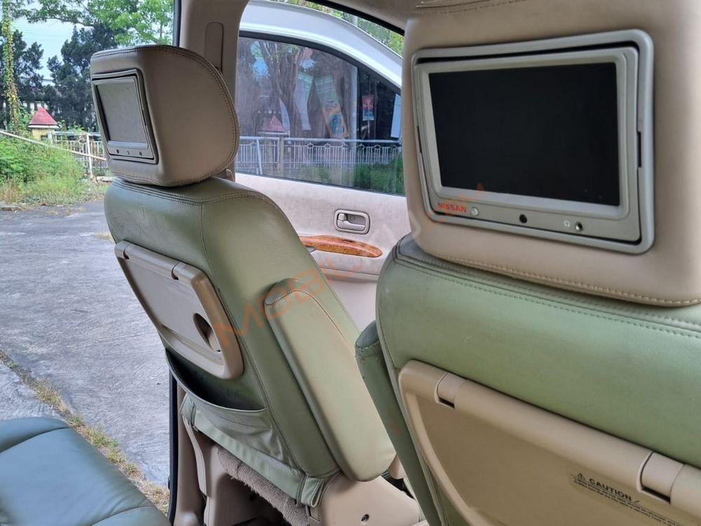 Mobil Nissan Serena 2011