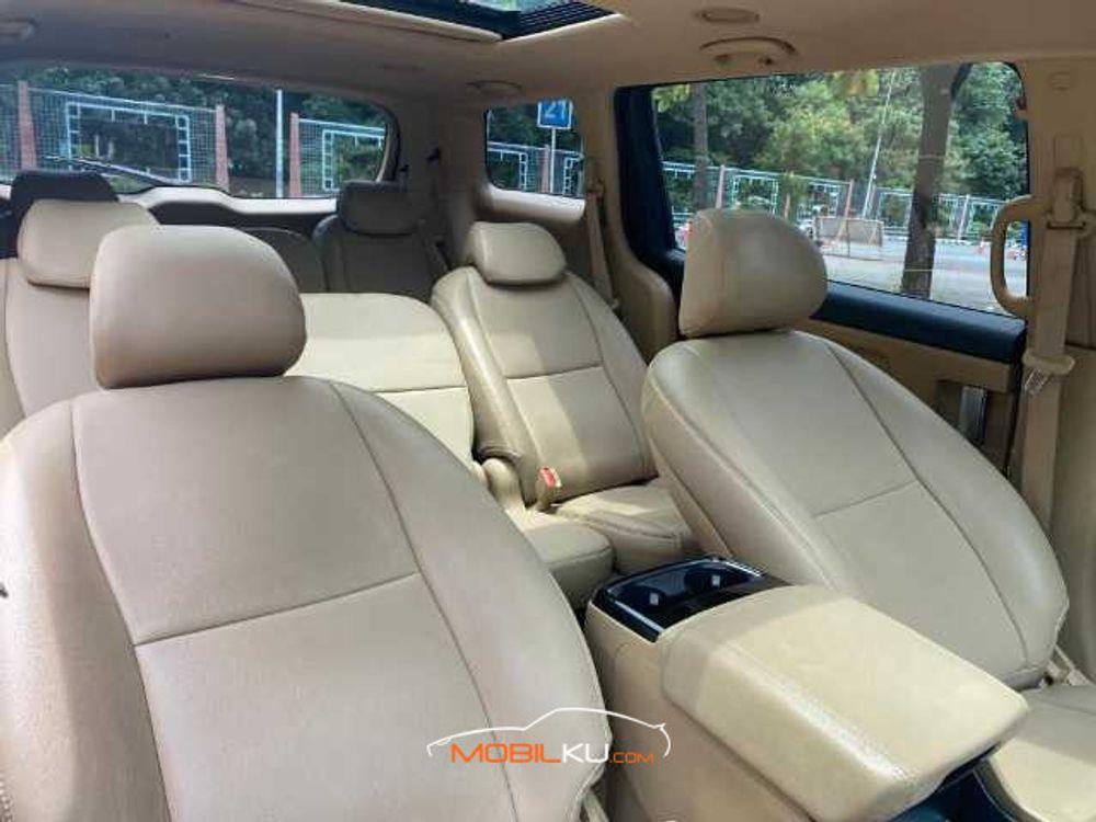 Mobil Kia Sedona 2017