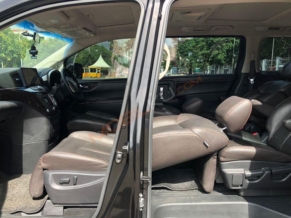 Mobil Nissan Elgrand 2013