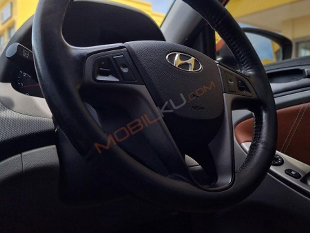 Mobil Hyundai Avega 2015