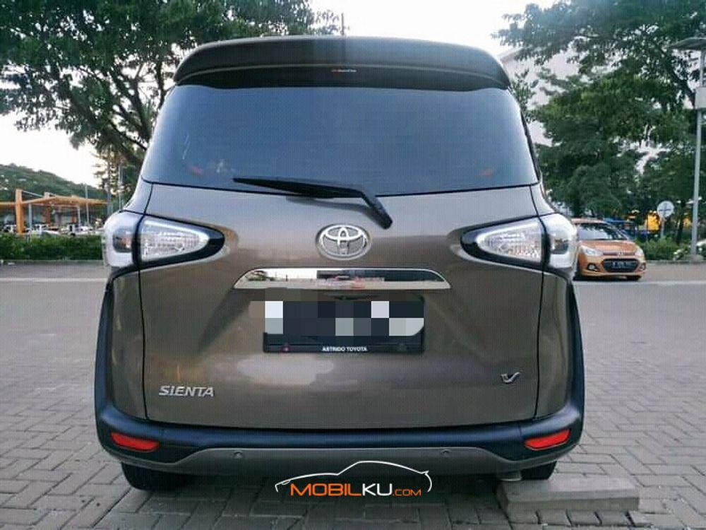 Mobil Toyota Sienta 2017