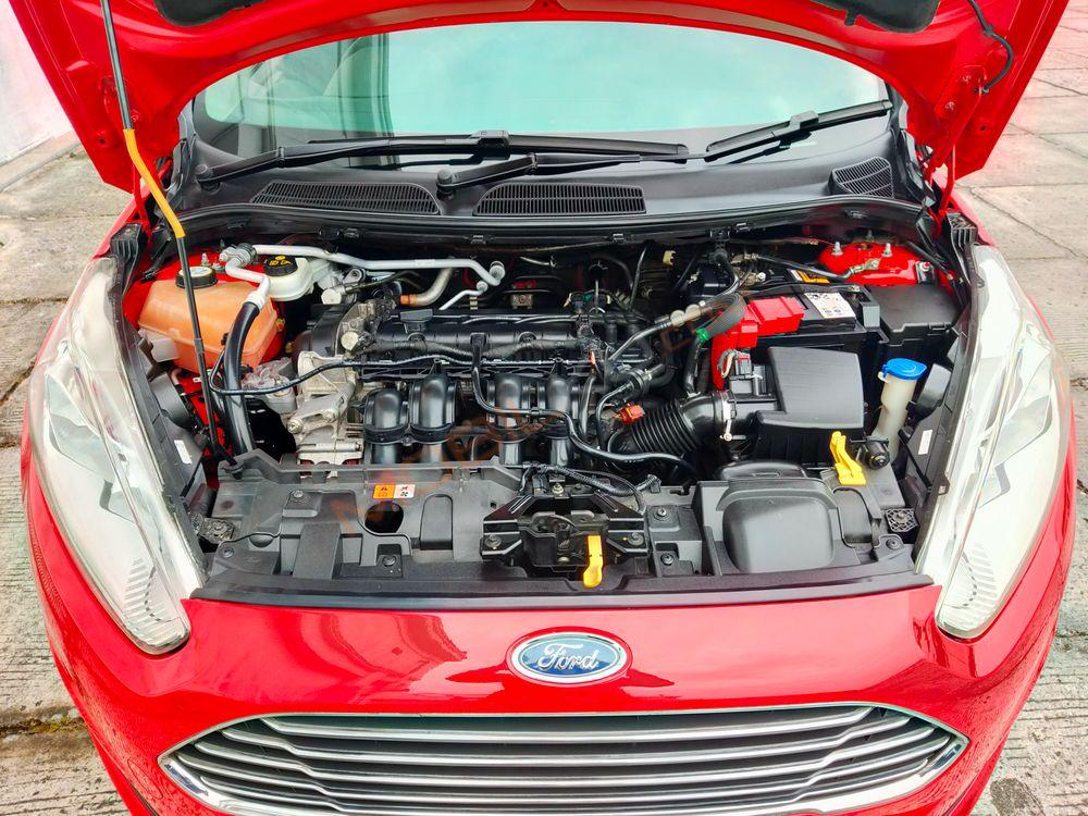 Mobil Ford Fiesta 2014