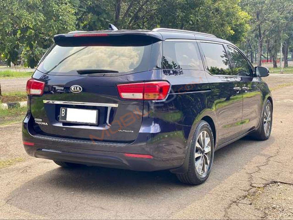 Mobil Kia Sedona 2017