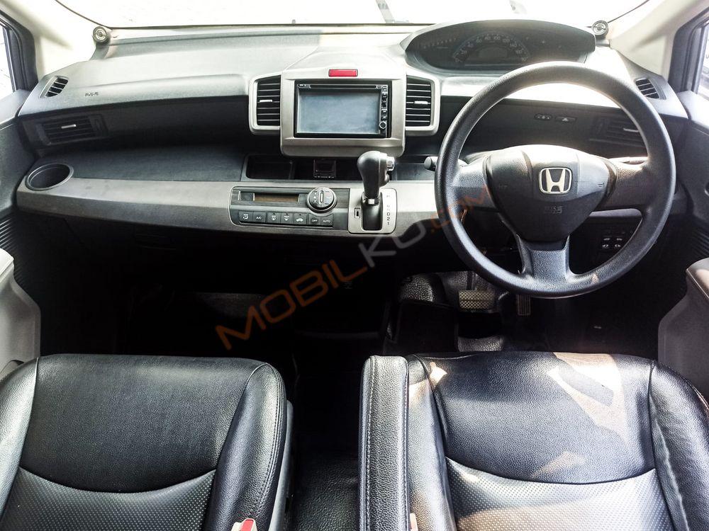 Mobil Honda Freed 2011