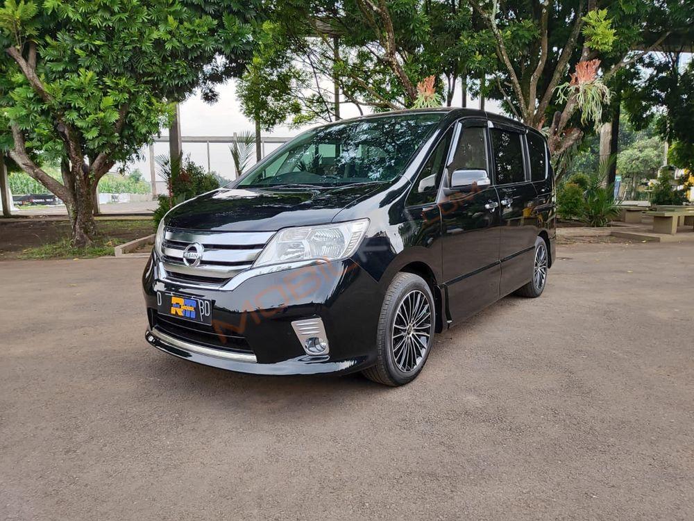 Mobil Nissan Serena 2013