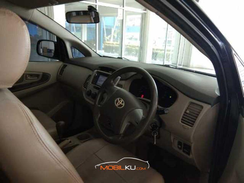Mobil Toyota Kijang Innova 2012