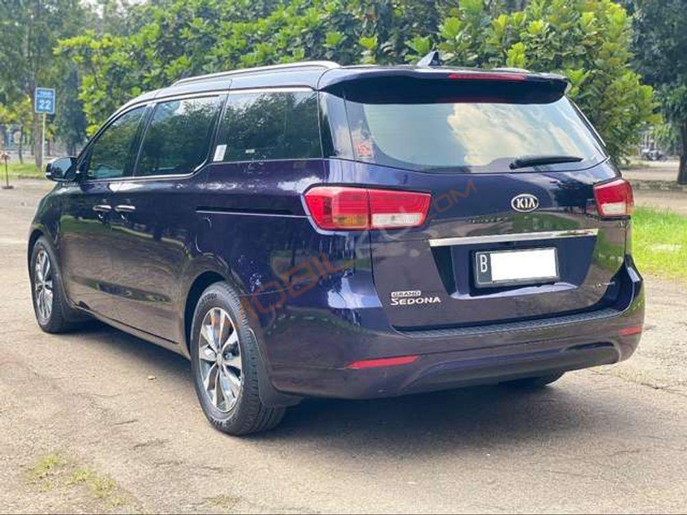 Mobil Kia Sedona 2017