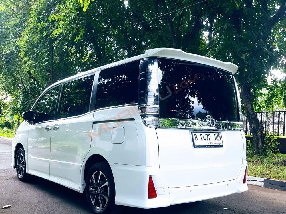 Mobil Toyota Voxy 2018