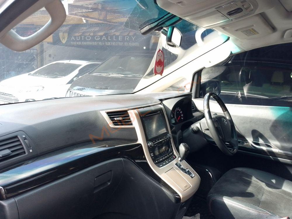 Mobil Toyota Vellfire 2014