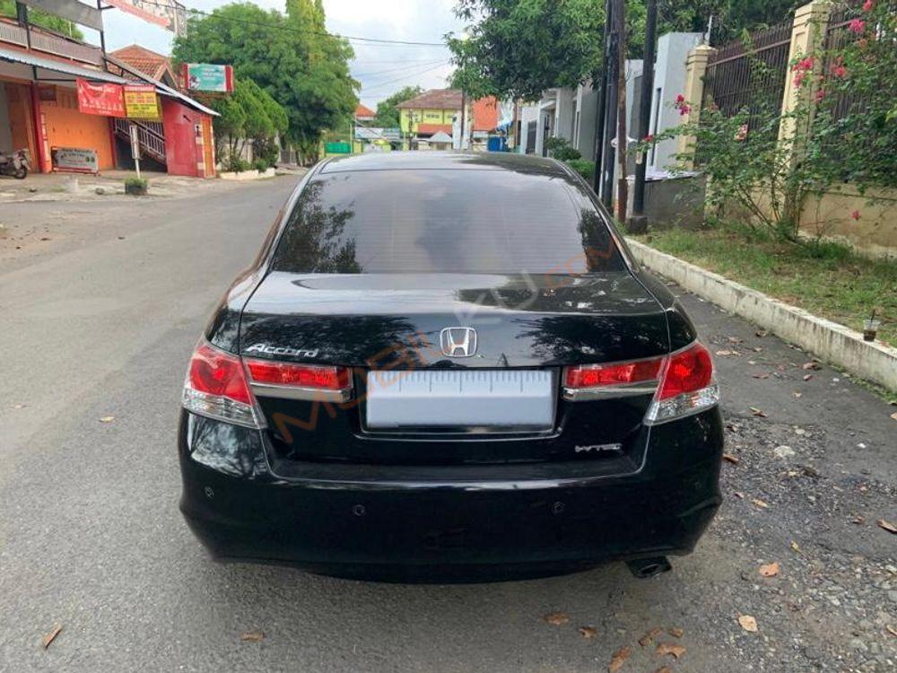 Mobil Honda Accord 2011