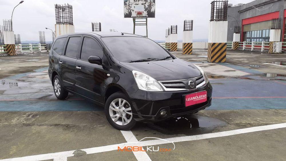 Mobil Nissan Grand Livina 2012