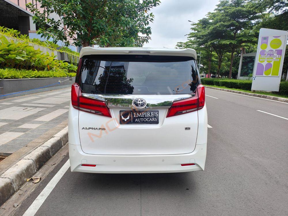 Mobil Toyota Alphard 2011