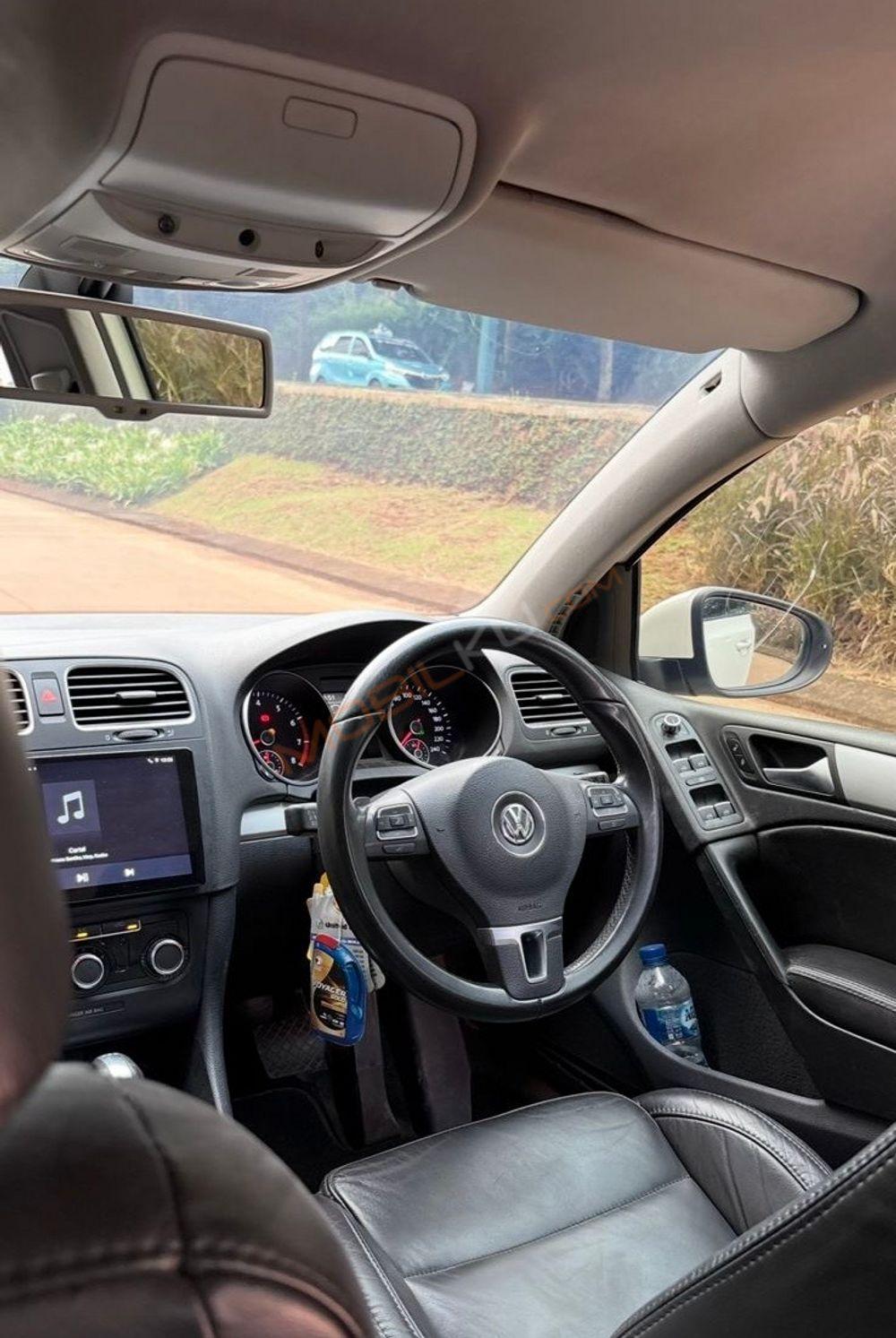 Mobil Volkswagen Golf 2012