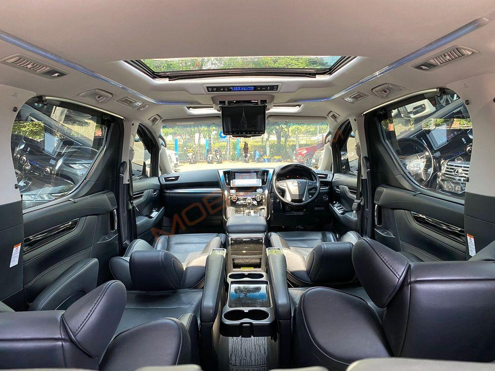 Mobil Toyota Vellfire 2016