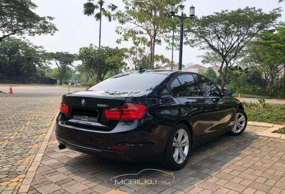 Mobil BMW 3 Series 2015