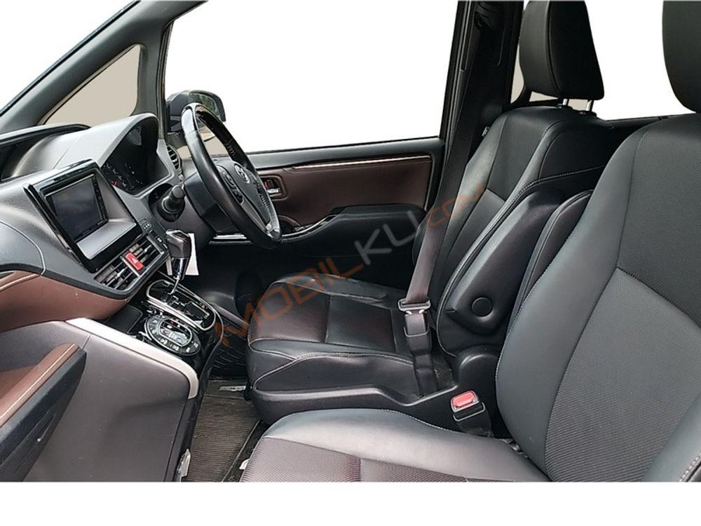 Mobil Toyota Voxy 2019