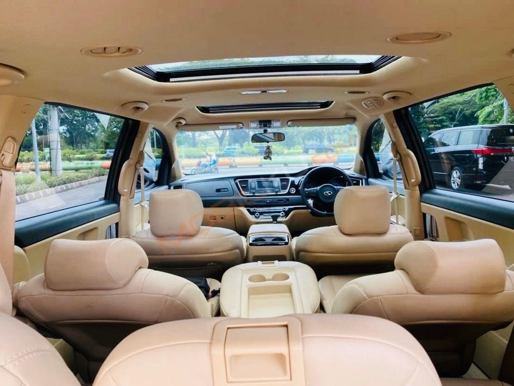 Mobil Kia Sedona 2017