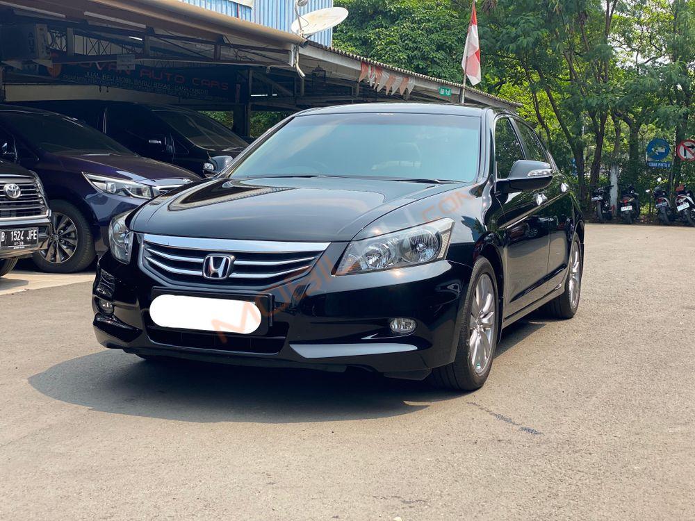 Mobil Honda Accord 2011