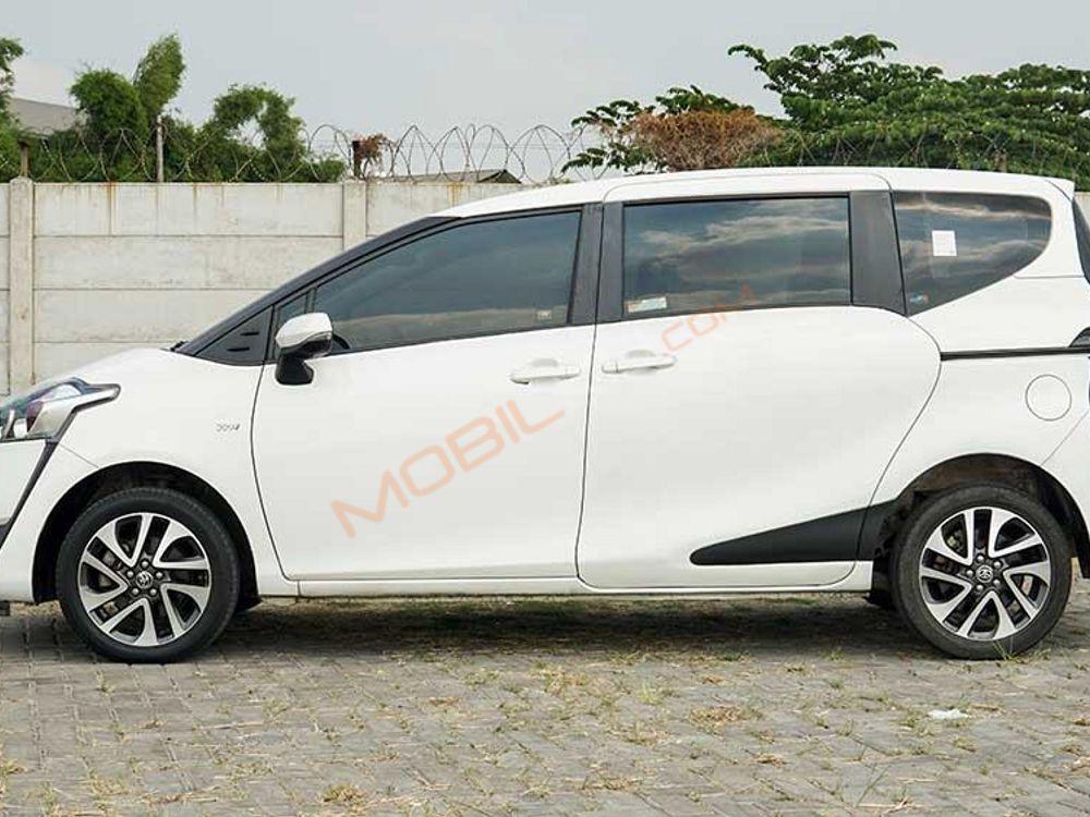 Mobil Toyota Sienta 2018