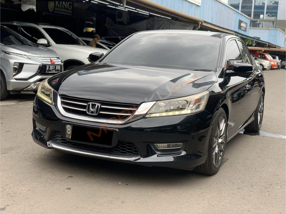 Mobil Honda Accord 2013
