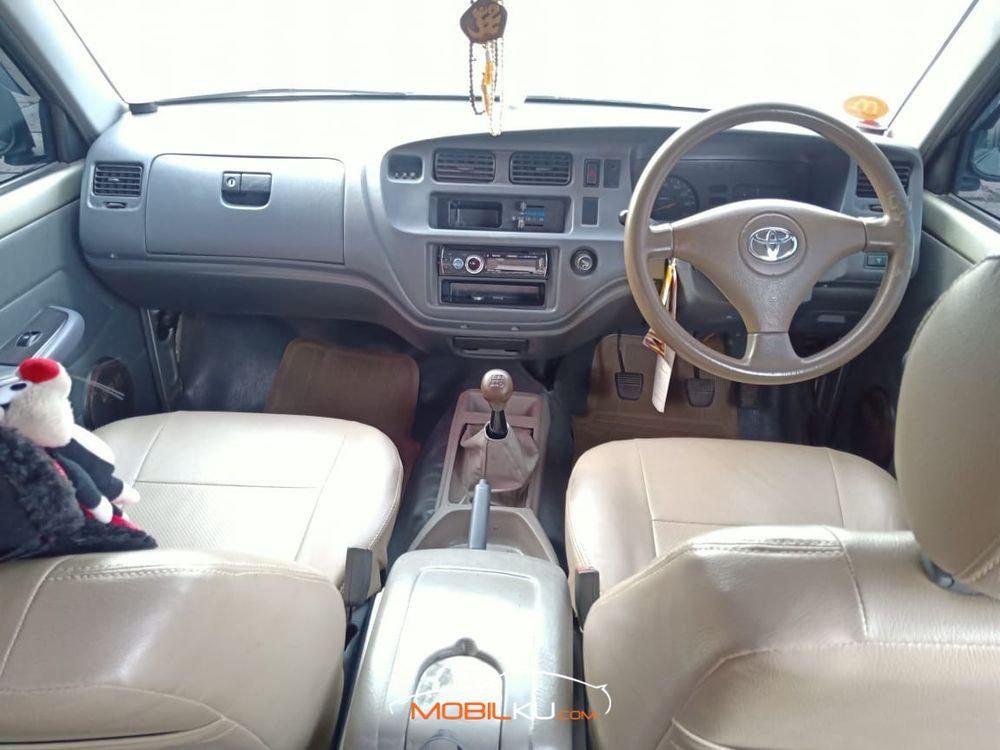 Mobil Toyota Kijang 2003