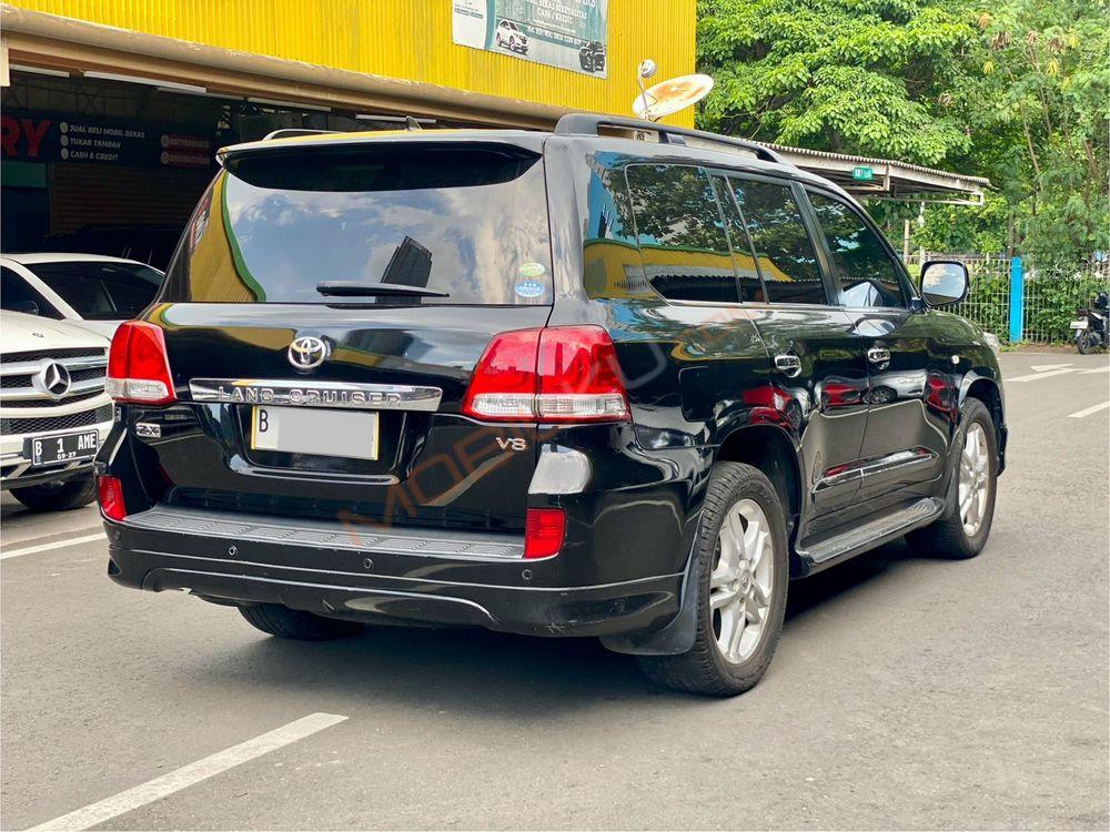 Mobil Toyota Land Cruiser 2010