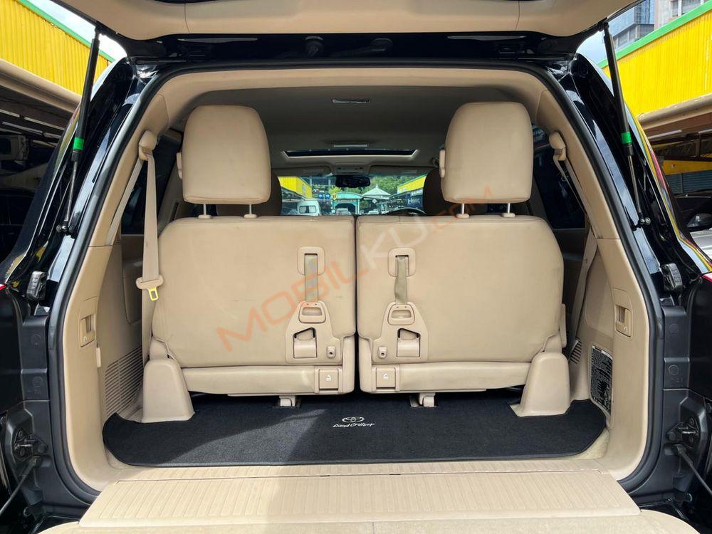 Mobil Toyota Land Cruiser 2013