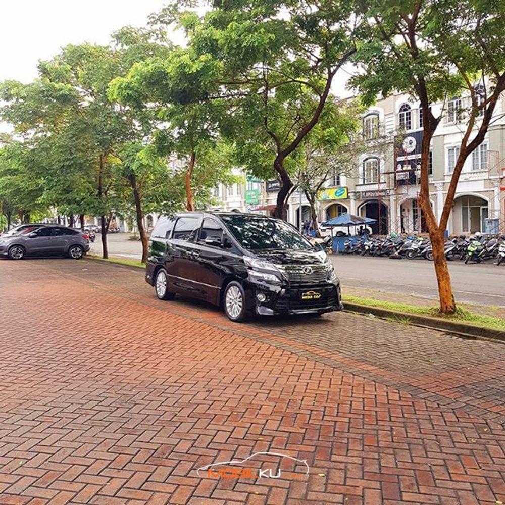 Mobil Toyota Vellfire 2014