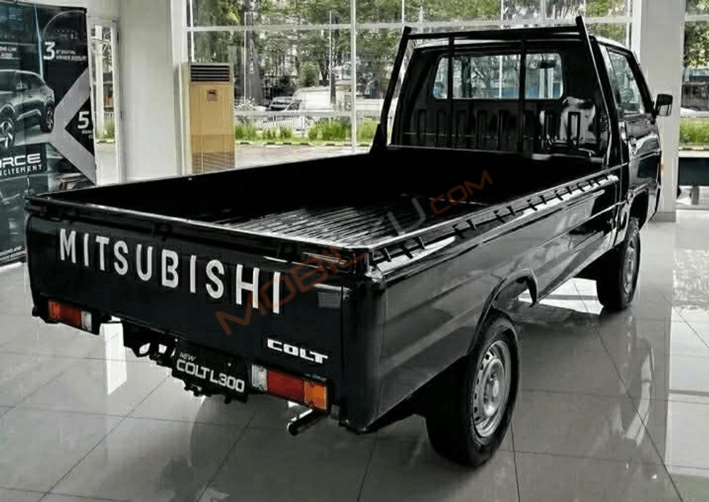 Mobil Mitsubishi L300 2024