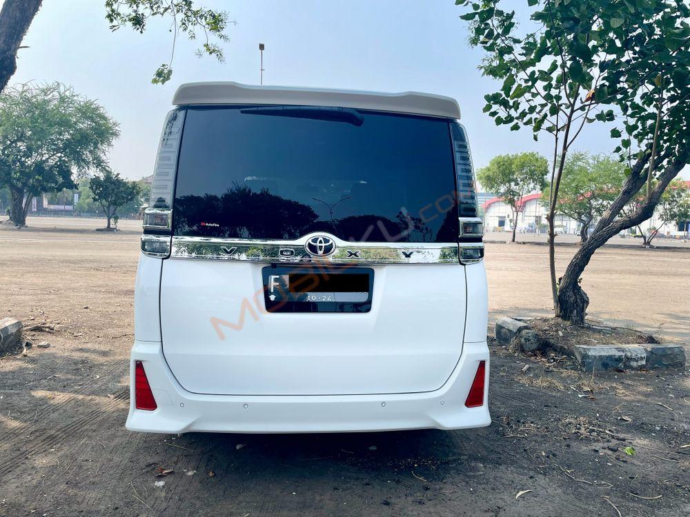 Mobil Toyota Voxy 2019