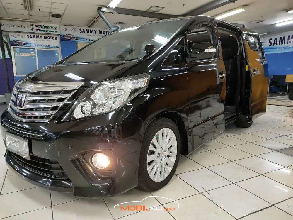 Mobil Toyota Alphard 2012